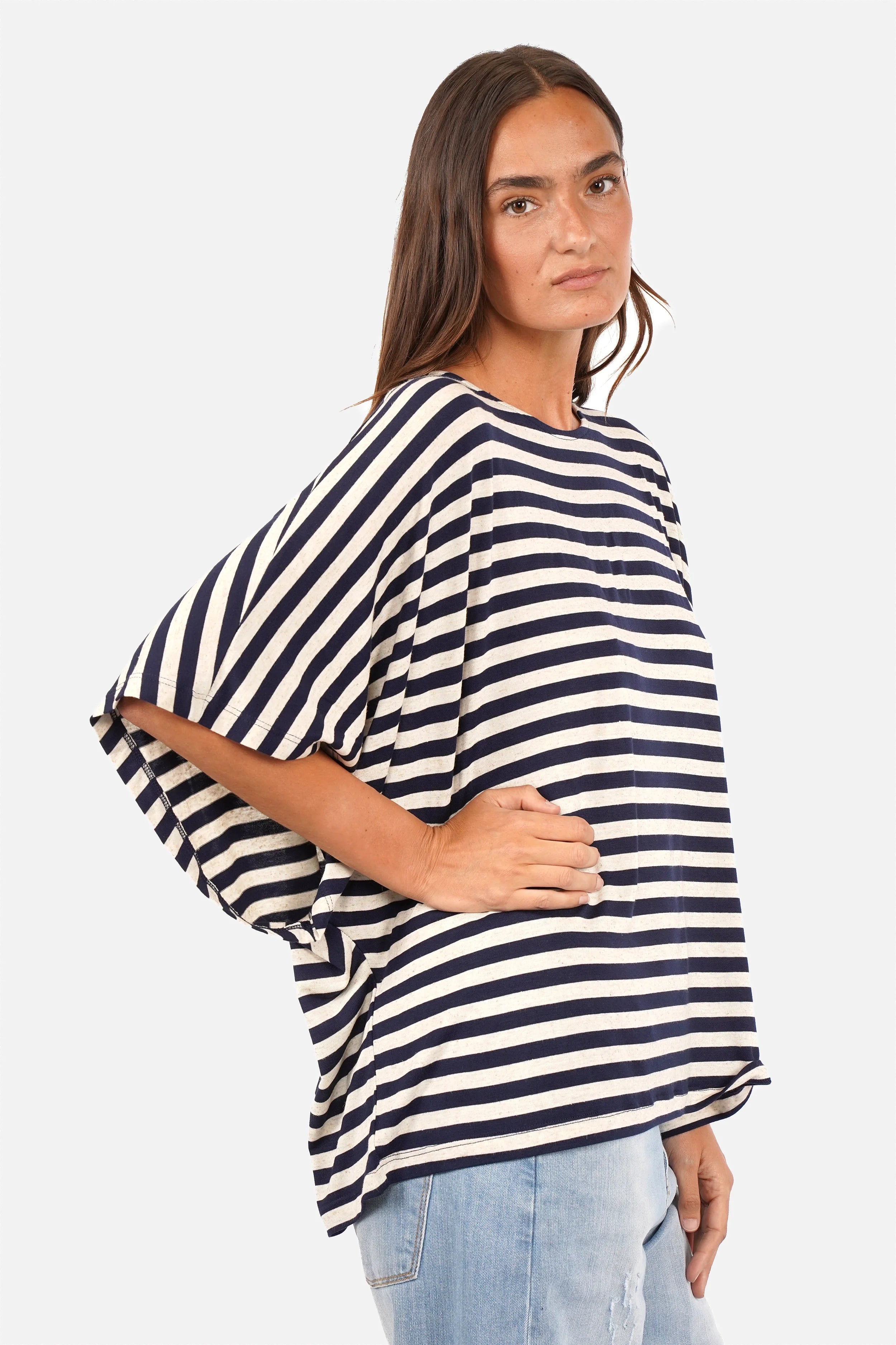 Gestreiftes T-Shirt aus weich fließendem Viskosejersey mit Natur-Navy Streifen und U-Bootausschnitt