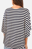 Gestreiftes T-Shirt aus weich fließendem Viskosejersey mit Natur-Navy Streifen und U-Bootausschnitt