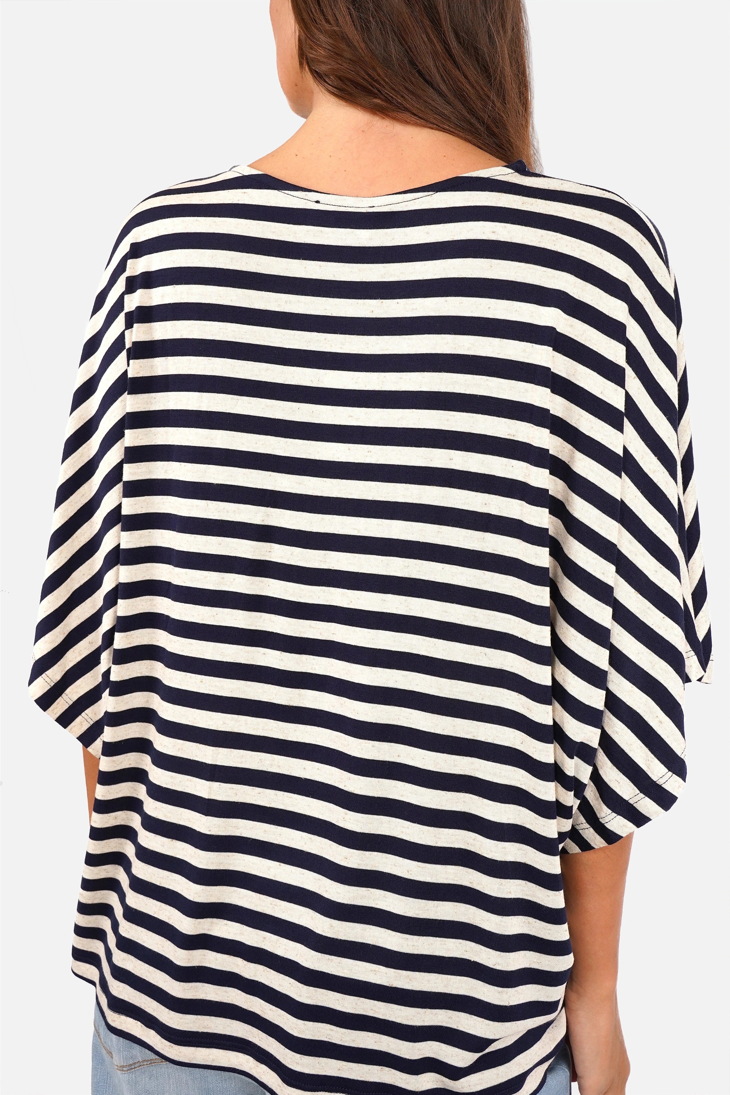 Gestreiftes T-Shirt aus weich fließendem Viskosejersey mit Natur-Navy Streifen und U-Bootausschnitt