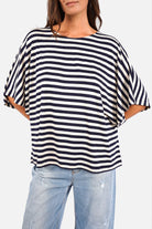 Gestreiftes T-Shirt in Natur-Navy mit U-Bootausschnitt und oversized Fit aus weichem Viskosejersey