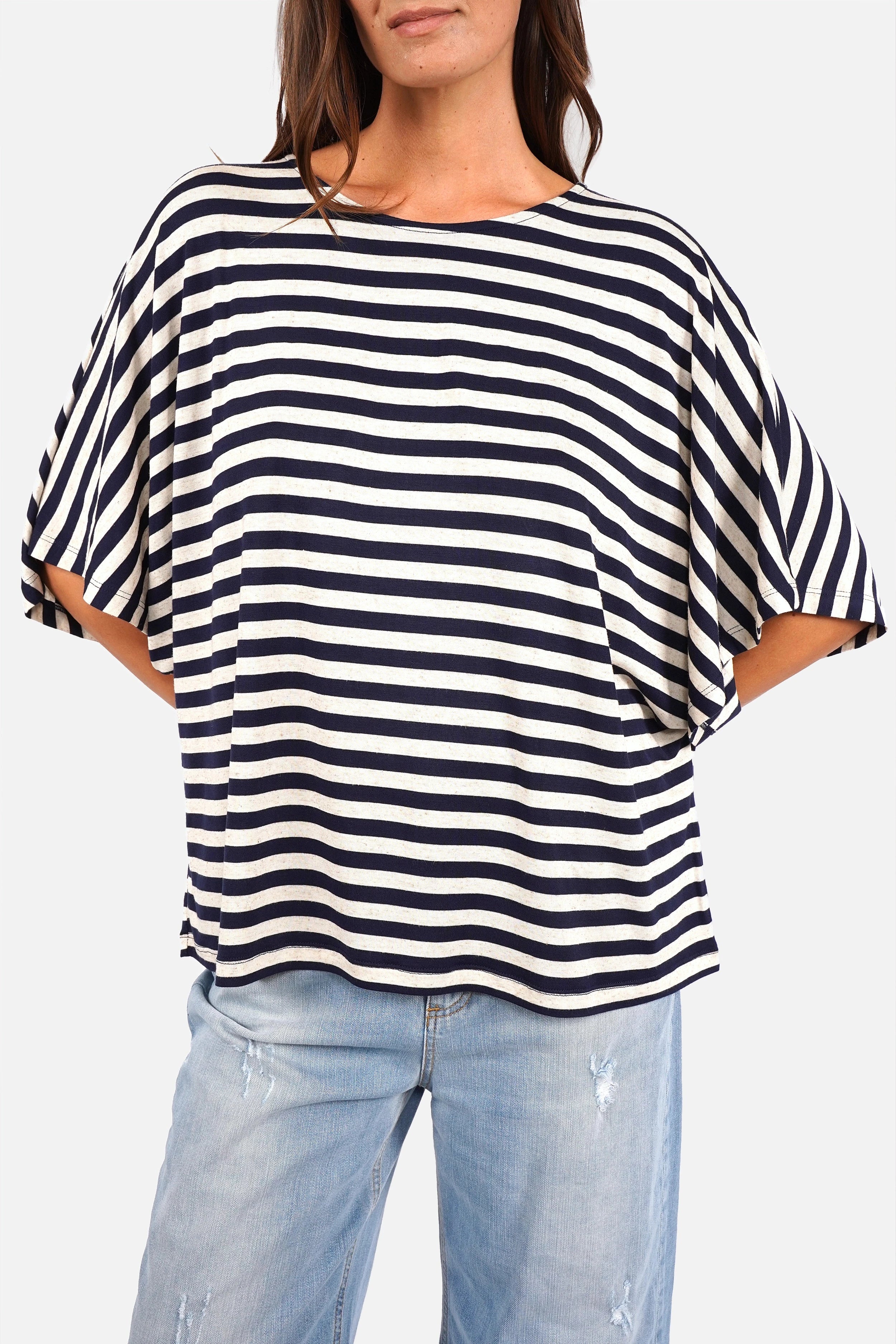 Gestreiftes T-Shirt in Natur-Navy mit U-Bootausschnitt und oversized Fit aus weichem Viskosejersey