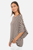 Gestreiftes T-Shirt aus weichem Viskosejersey mit U-Bootausschnitt und oversized Fit