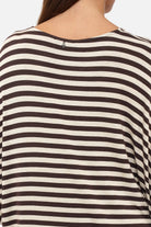 Gestreiftes T-Shirt aus weichem Viskosejersey mit U-Bootausschnitt und oversized Fit in Natur-Coffeebean Streifen