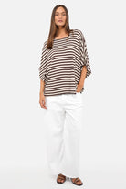 CARYL Gestreiftes T-Shirt aus weichem Viskosejersey mit U-Bootausschnitt und oversized Fit