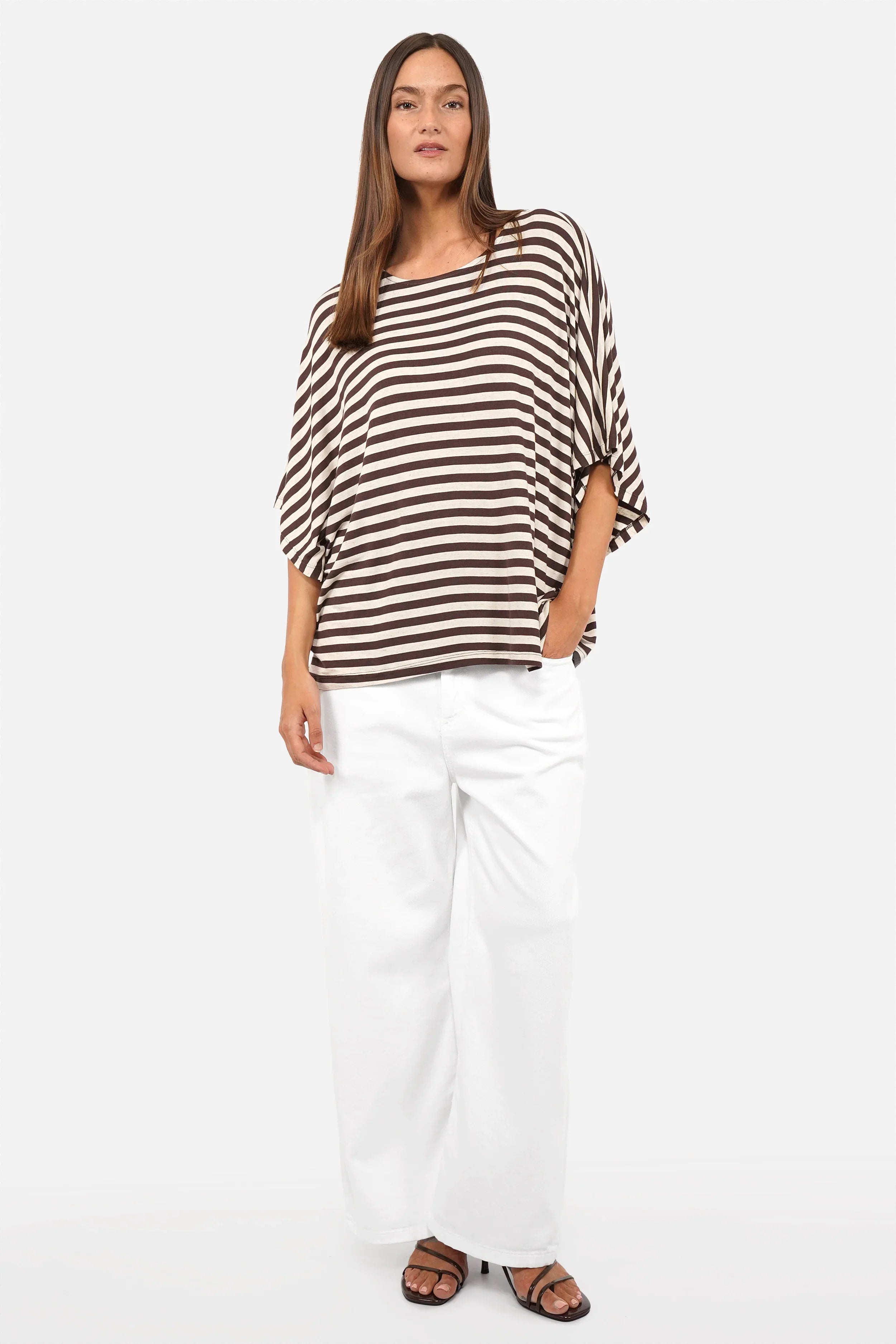 CARYL Gestreiftes T-Shirt aus weichem Viskosejersey mit U-Bootausschnitt und oversized Fit