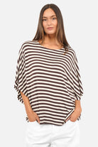 Gestreiftes T-Shirt aus weich fließendem Viskosejersey mit U-Bootausschnitt und oversized Fit in Natur-Coffee Bean Streifen.