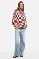 Gestreiftes T-Shirt aus weichem Viskosejersey mit U-Bootausschnitt und oversized Fit in Natur-Red Plum Streifen