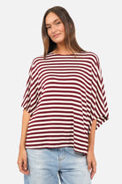Gestreiftes T-Shirt aus weichem Viskosejersey mit U-Bootausschnitt und oversized Fit in Natur-Red Plum Streifen