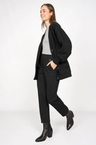 Damen CEELIA Zigarettenhose in Schwarz mit schmaler Passform und elastischem Bund, cropped Länge, dezente Ziernähte, ideal für Office und Alltag