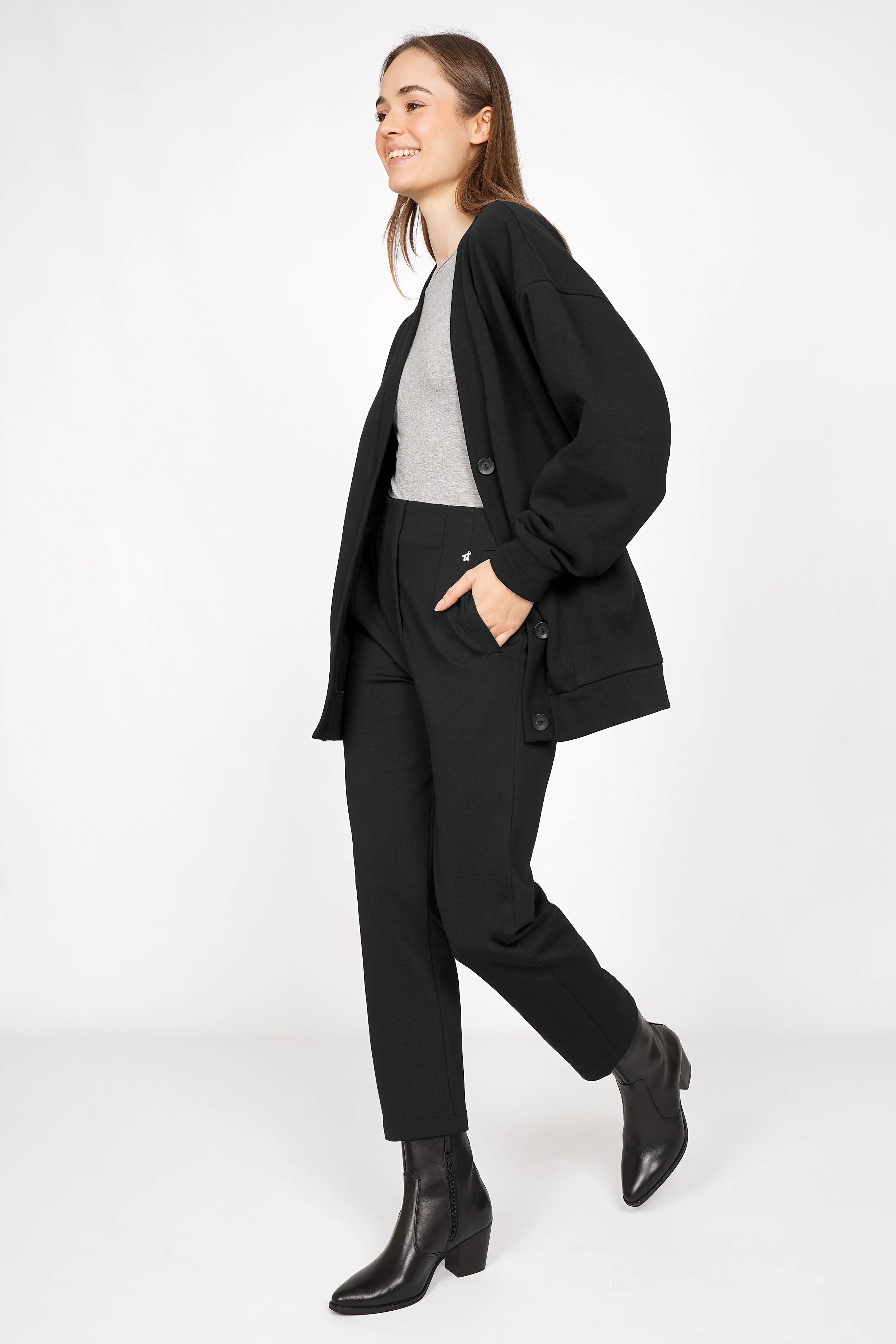 Damen CEELIA Zigarettenhose in Schwarz mit schmaler Passform und elastischem Bund, cropped Länge, dezente Ziernähte, ideal für Office und Alltag