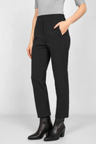 Schwarze CEELIA Zigarettenhose mit elastischem Bund und seitlichen Taschen, schmal geschnitten, cropped Länge