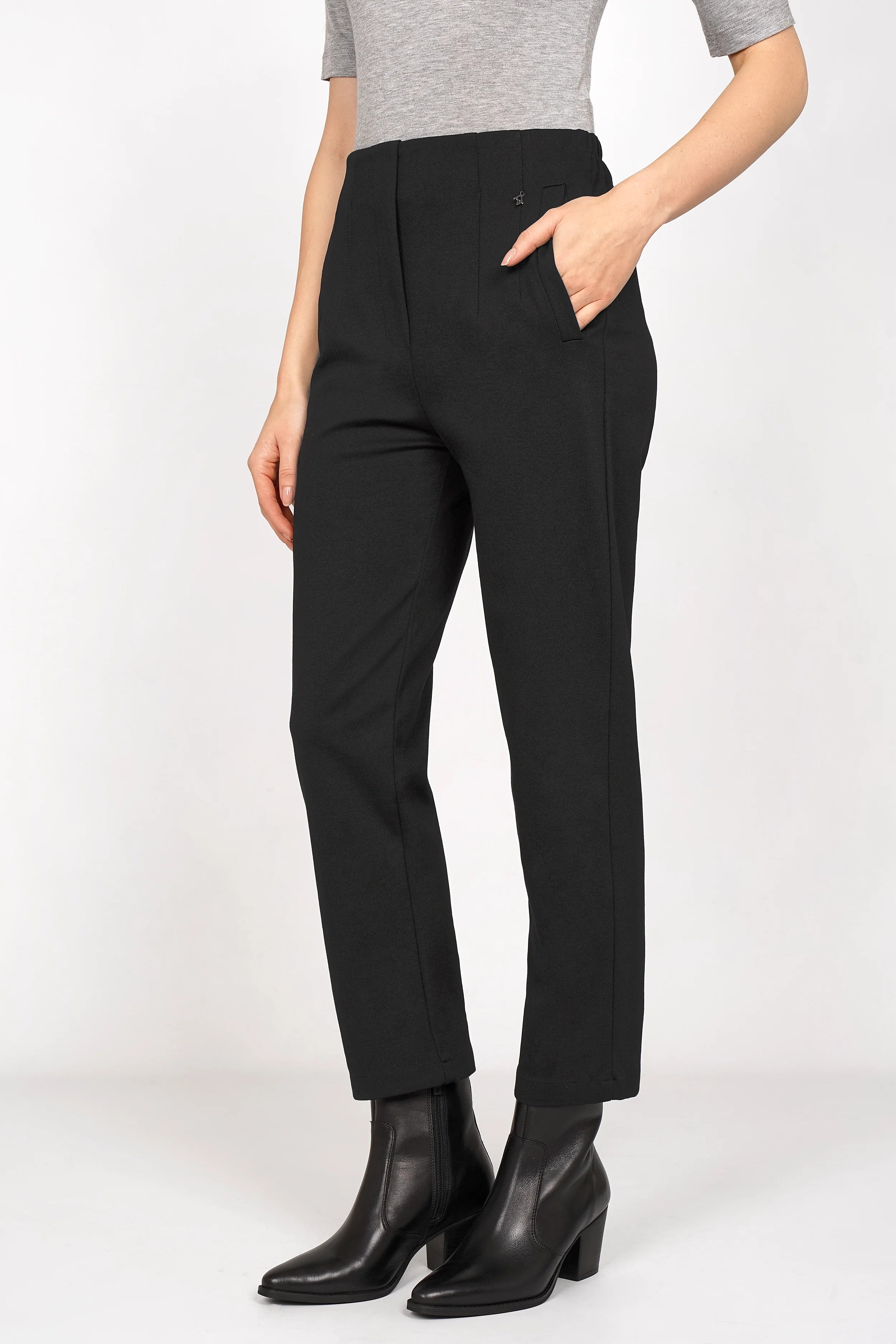 CEELIA Zigarettenhose in Schwarz, schmal geschnitten, mit elastischem Bund und Ziernähten, cropped Länge, seitliche Taschen, modisch und bequem.
