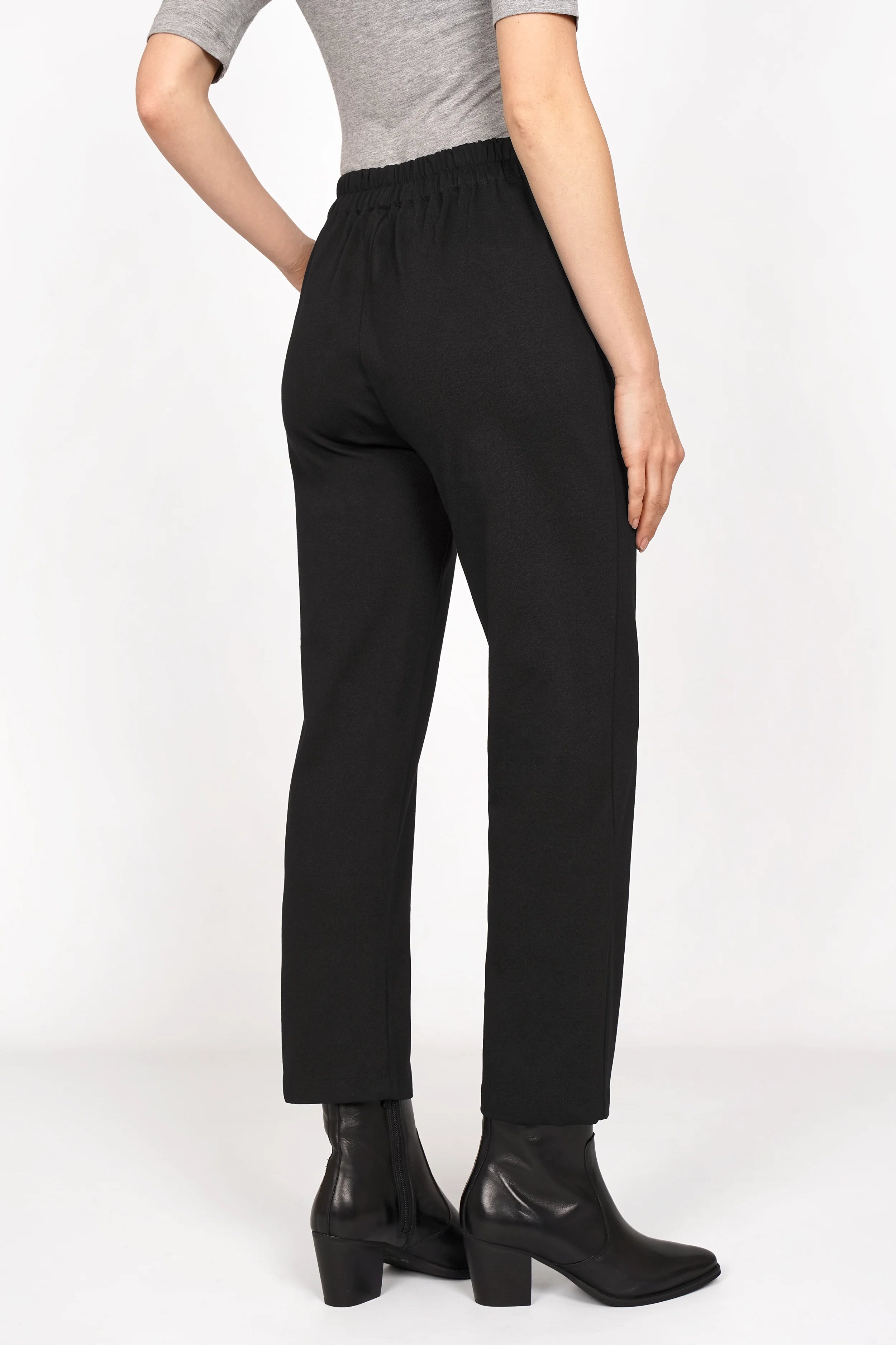 Schwarze CEELIA Zigarettenhose mit elastischem Bund und schmaler Passform, cropped Länge