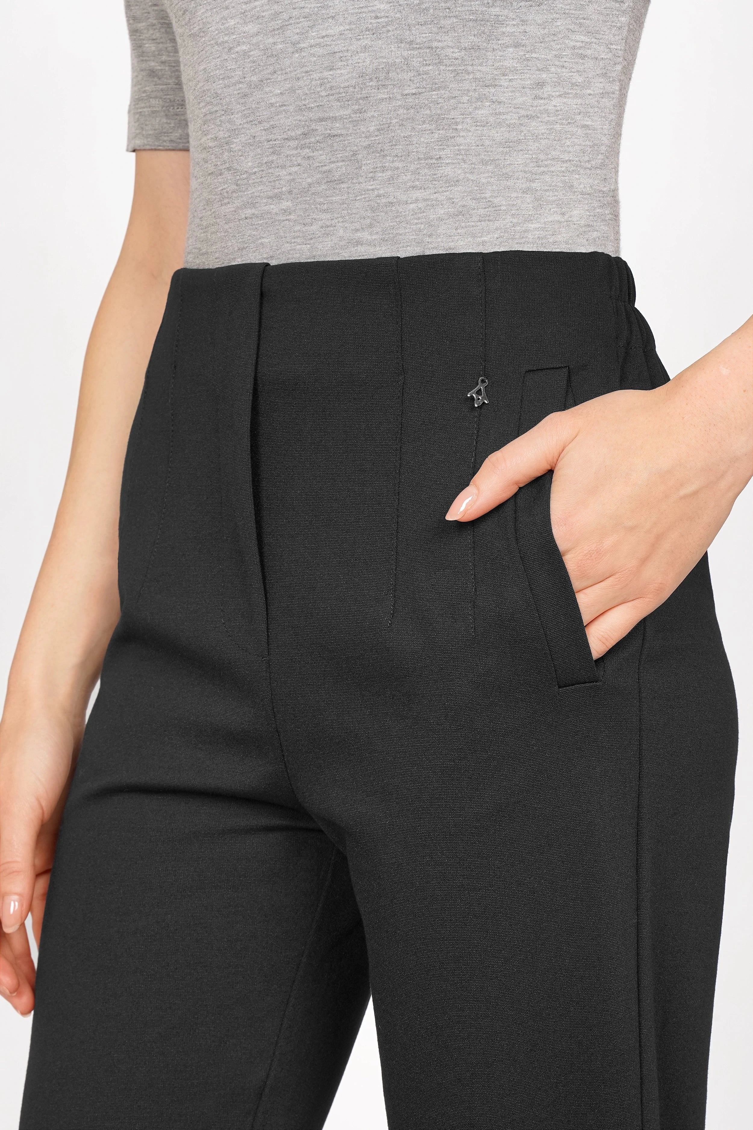 Schwarze CEELIA Zigarettenhose mit elastischem Bund und seitlichen Taschen