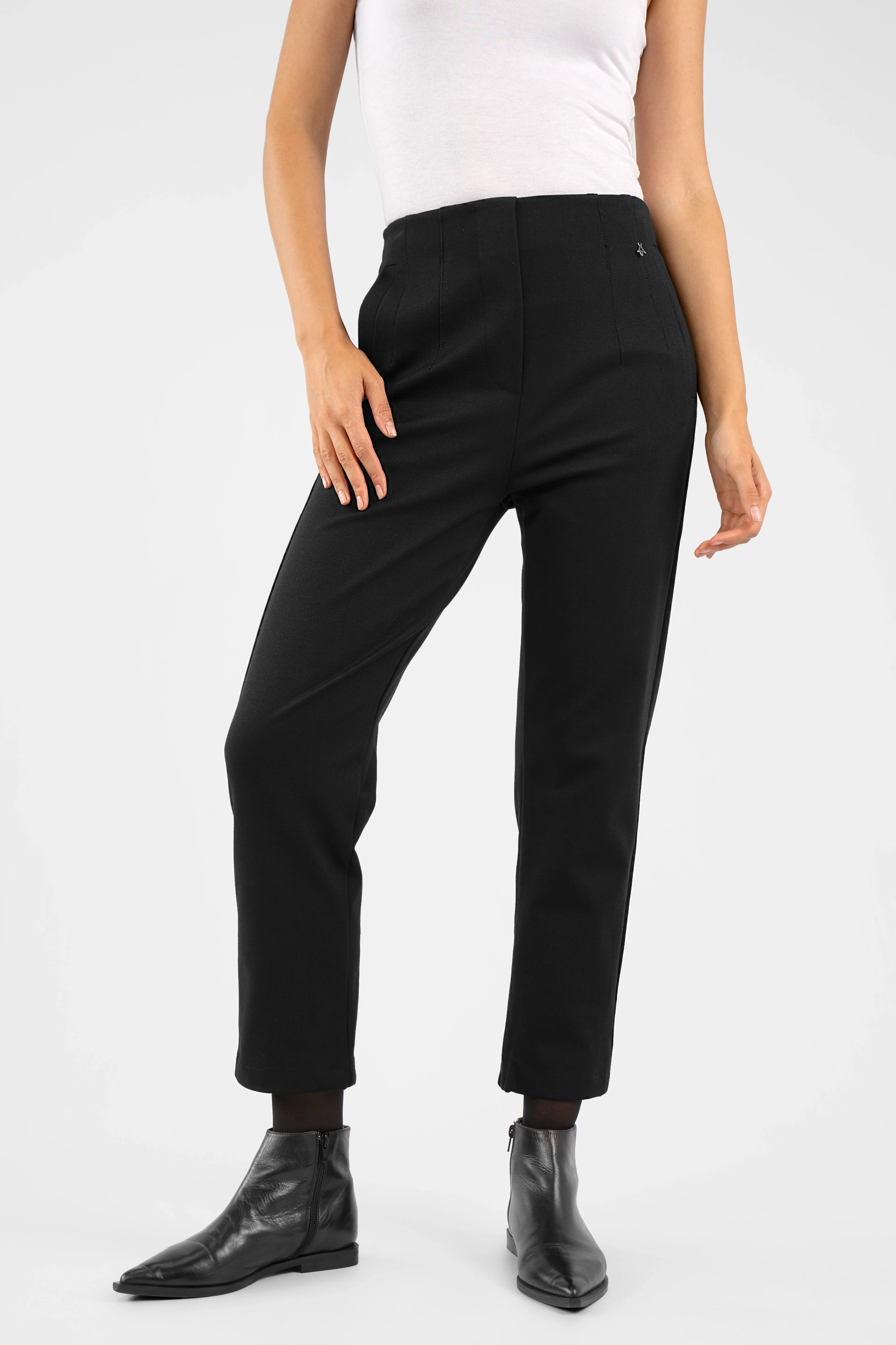 Slim black CEELIA Zigarettenhose cigarette pants with high waist and cropped length, featuring elastic back waistband and side pockets.