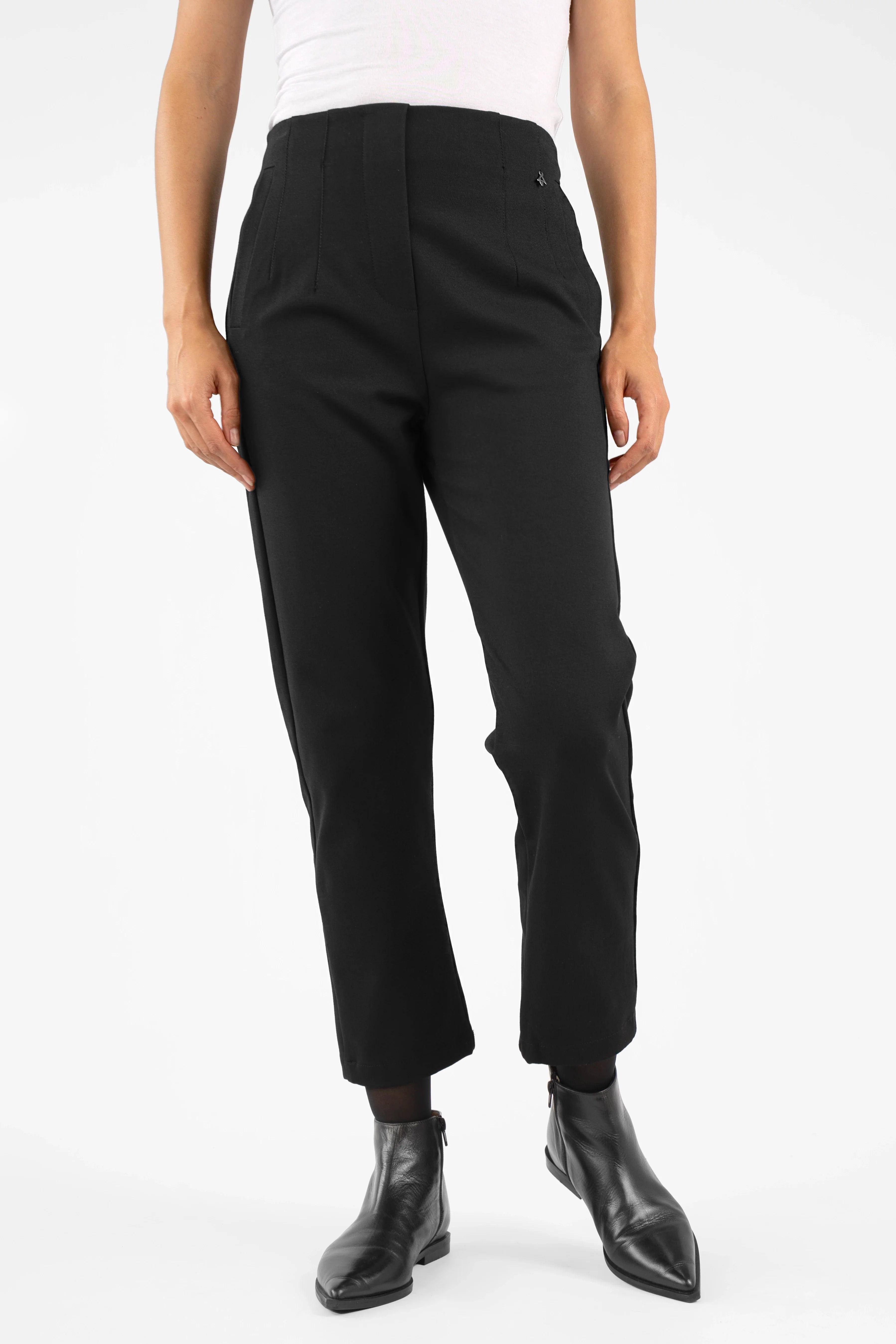 CEELIA Zigarettenhose in black with high waist, slim fit, cropped length, and elastic back waistband worn with black ankle boots.