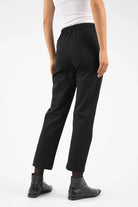 Woman wearing black CEELIA Zigarettenhose cigarette pants with elastic back waistband and cropped slim fit.