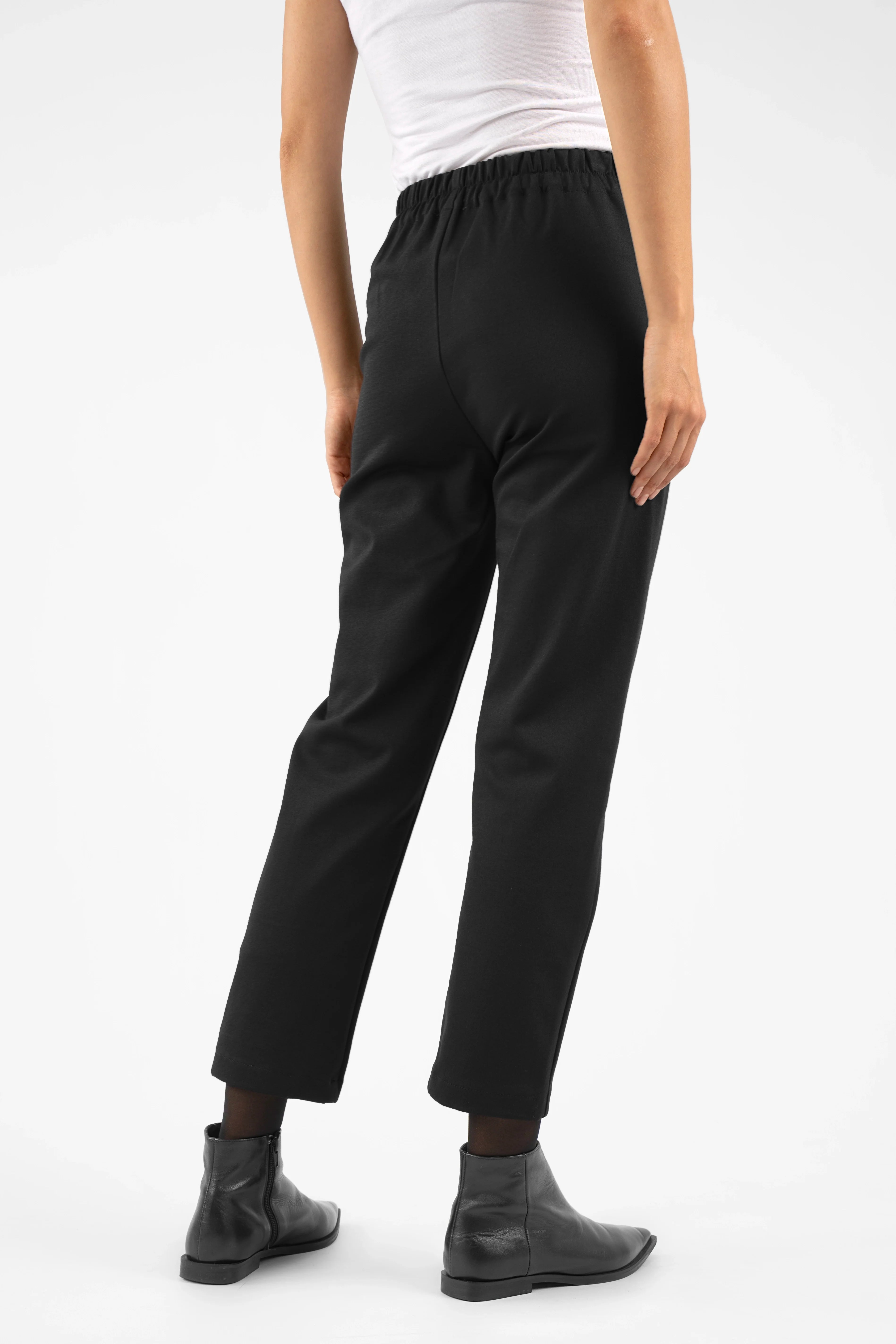 Woman wearing black CEELIA Zigarettenhose cigarette pants with elastic back waistband and cropped slim fit.