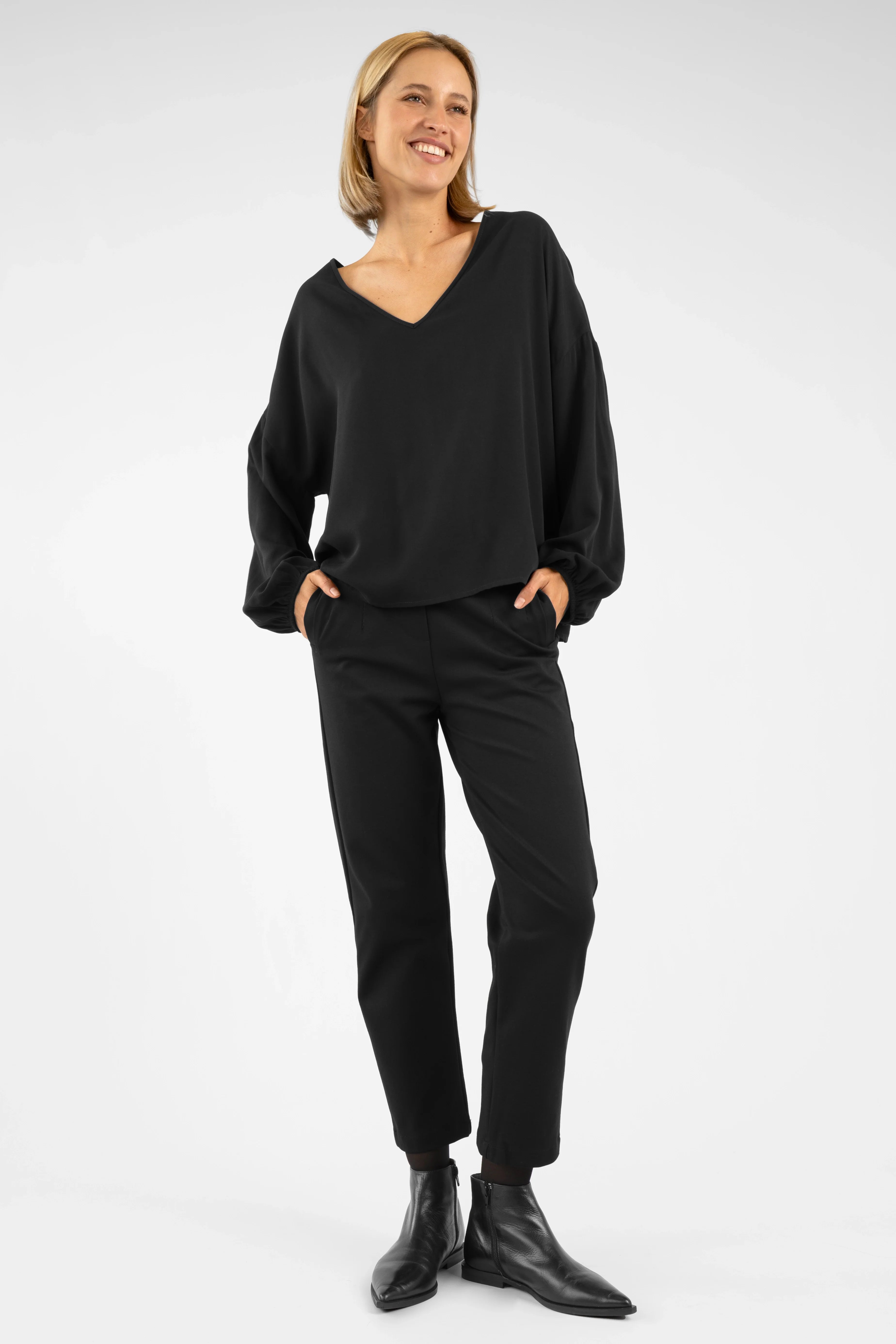 Woman wearing black CEELIA Zigarettenhose slim cropped pants with elastic back waistband and black top