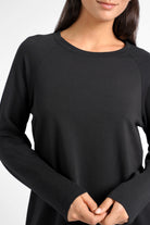 DANA Sweatkleid schwarzes Midi-Sweatkleid mit Rundhalsausschnitt und relaxed Schnitt aus weicher Baumwolle