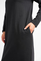 DANA Sweatkleid schwarzes Midi-Sweatkleid aus weicher Baumwolle mit Rundhalsausschnitt und Seitentaschen
