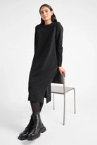DANA Sweatkleid schwarzes Midi-Sweatkleid mit Rundhalsausschnitt, Seitentaschen und seitlichen Schlitzen, relaxed Schnitt aus hochwertiger Baumwolle.