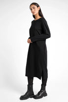 Schwarzes DANA Sweatkleid mit Rundhalsausschnitt, Seitentaschen und seitlichen Schlitzen, midi Länge, entspannter Schnitt aus hochwertiger Baumwolle