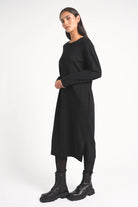 DANA Sweatkleid in Schwarz, Midi-Länge, Rundhalsausschnitt, Regular Fit, seitliche Schlitze und Taschen, weiche Baumwolle