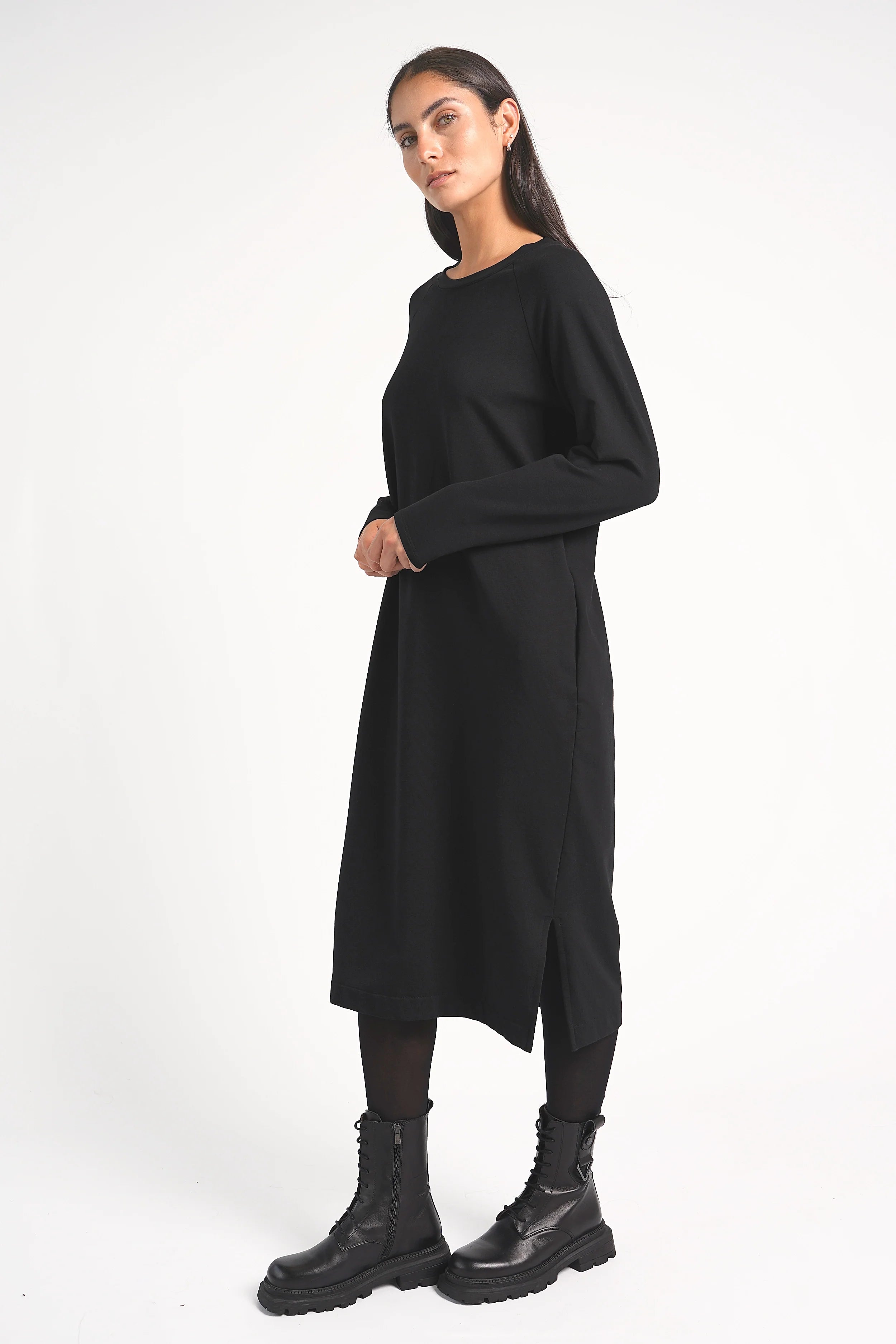 DANA Sweatkleid in Schwarz, Midi-Länge, Rundhalsausschnitt, Regular Fit, seitliche Schlitze und Taschen, weiche Baumwolle