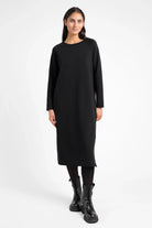 Schwarzes DANA Sweatkleid in Midi-Länge mit Rundhalsausschnitt, Seitentaschen und relaxed Schnitt aus hochwertiger Baumwolle