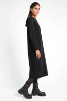 Schwarzes DANA Sweatkleid mit Rundhalsausschnitt und seitlichen Taschen in Midi-Länge