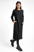 Schwarzes DANA Sweatkleid aus weicher Baumwolle mit Rundhalsausschnitt, Seitentaschen und relaxed Schnitt, midi Länge.