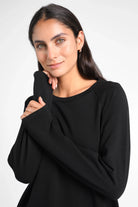Schwarzes DANA Sweatkleid mit Rundhalsausschnitt und entspanntem Schnitt aus weicher Baumwolle.