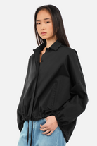 Lockere Hemdjacke aus leichtem Baumwollstoff mit klassischem Kragen und Tunnelzug am Saum