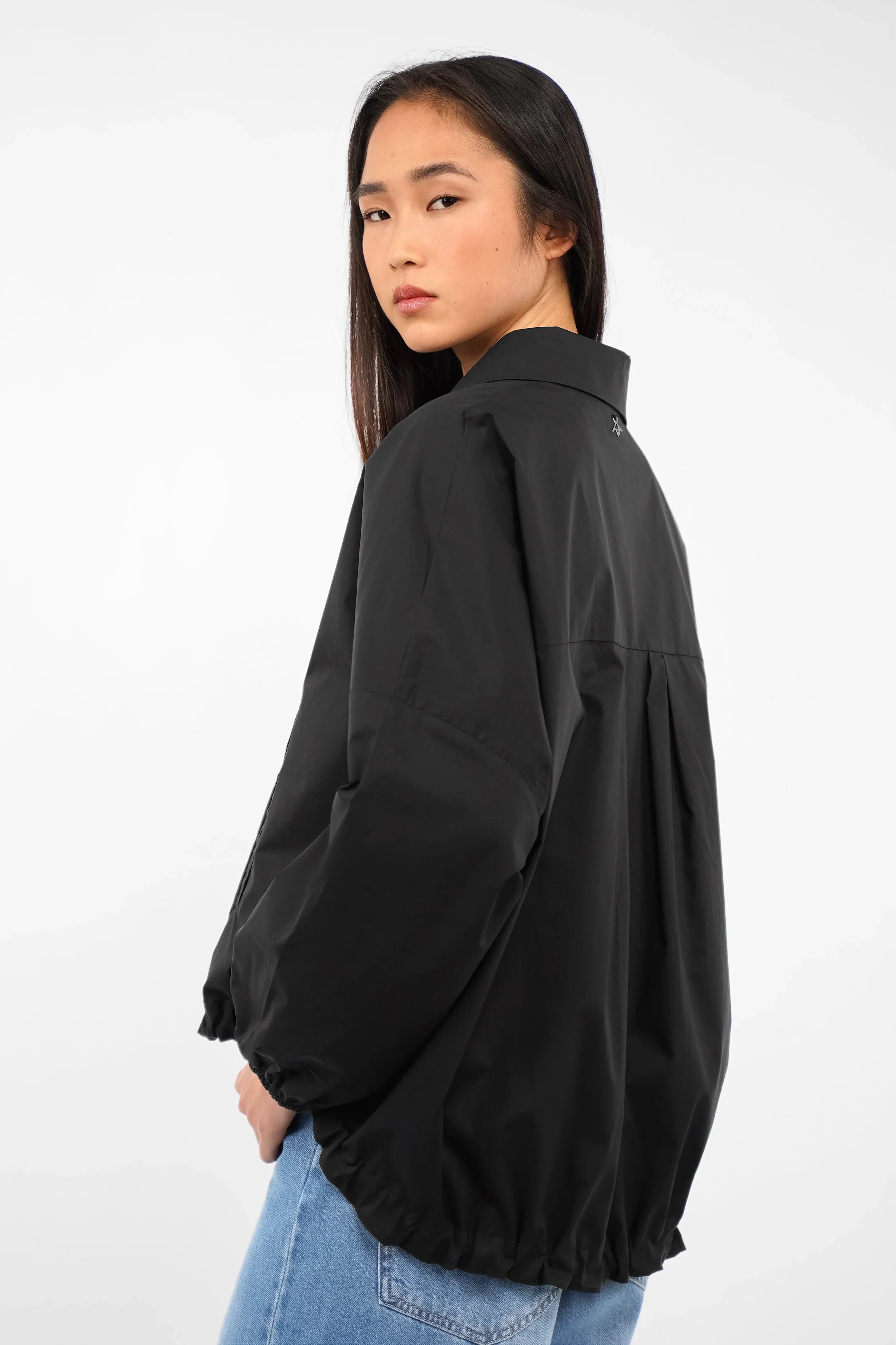 Oversized lockere Hemdjacke aus leichtem Baumwollstoff mit verdeckter Knopfleiste und Tunnelzug am Saum