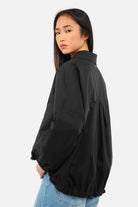 Lockere Hemdjacke aus leichtem Baumwollstoff mit klassischem Kragen und Tunnelzug am Saum