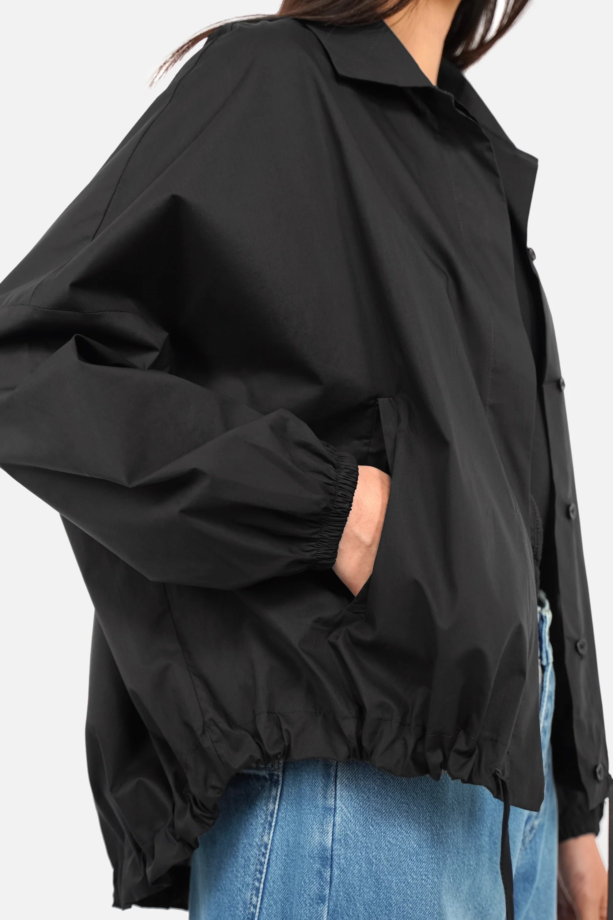 Lockere Hemdjacke aus leichtem Baumwollstoff mit klassischem Kragen und Tunnelzug am Saum