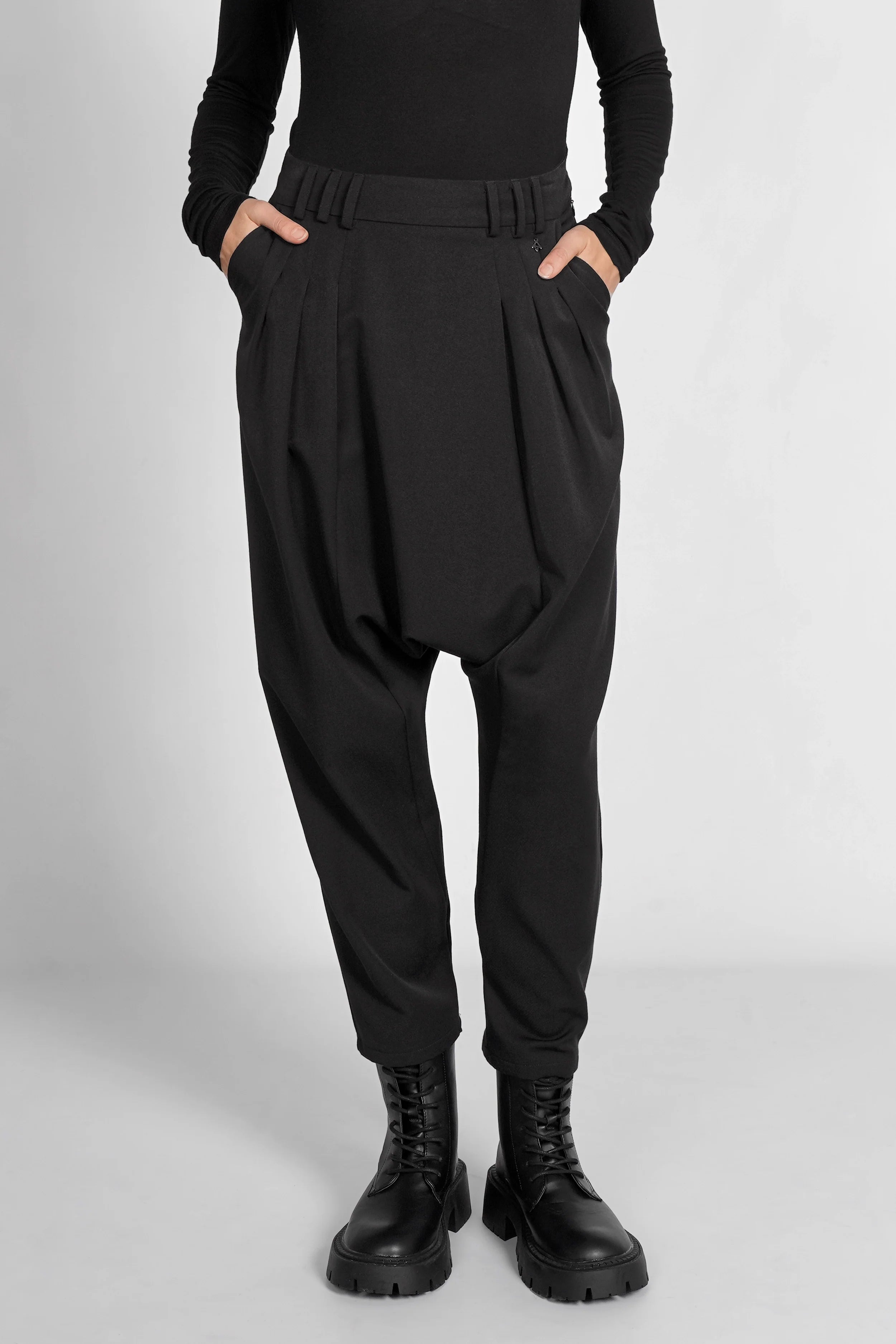 DEEP Avantgarde-Hose in Schwarz mit extra tiefem Schritt, seitlicher Knopfleiste und entspanntem Tapered Fit