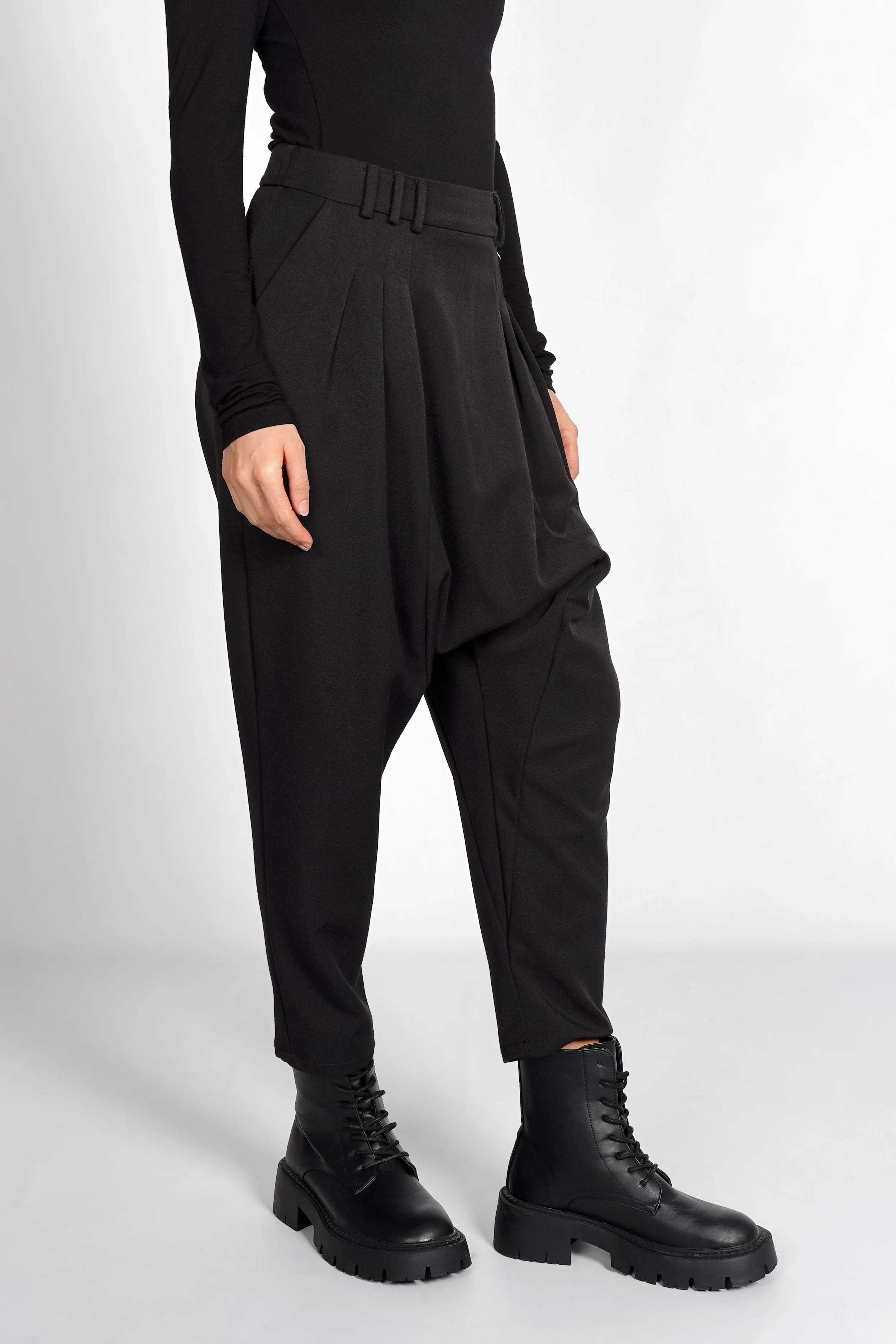schwarze DEEP Avantgarde-Hose mit tiefem Schritt und Tapered Leg im Relaxed Fit aus softem Material