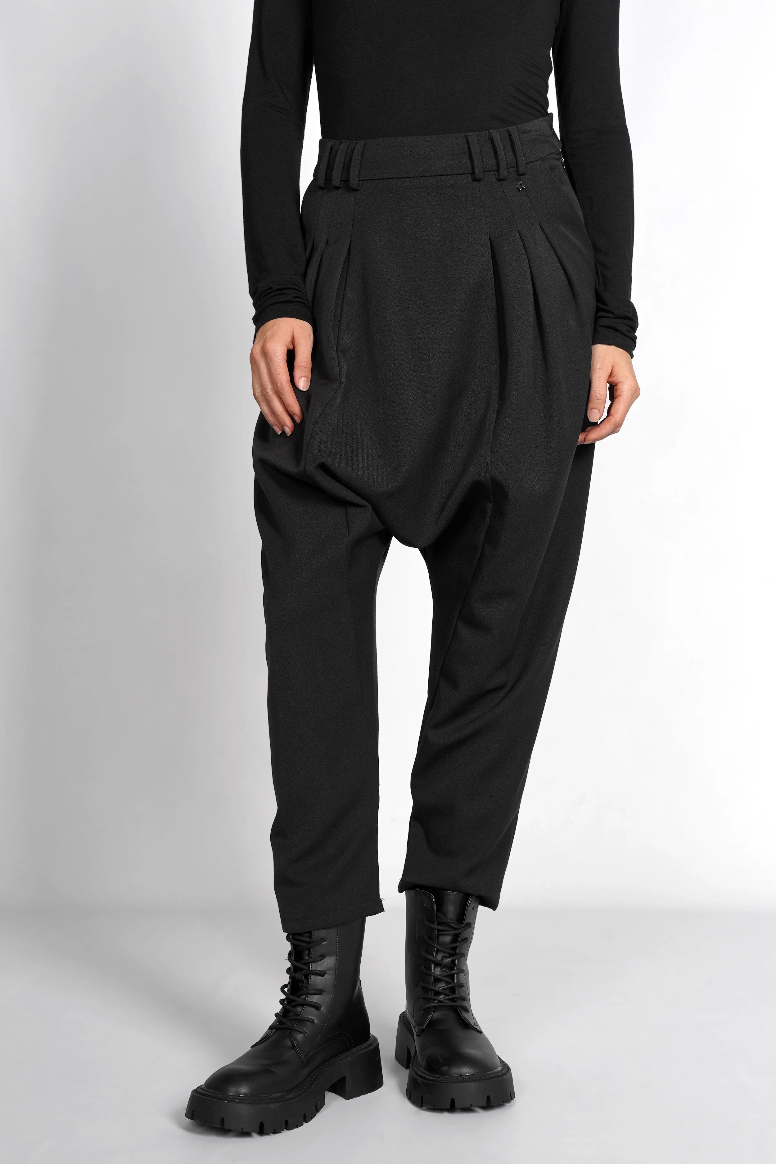 schwarze DEEP Avantgarde-Hose mit extra tiefem Schritt und seitlicher Knopfleiste in Relaxed Fit