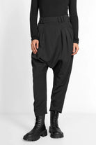 Schwarze DEEP Avantgarde-Hose mit tiefem Schritt, Bundfalten und tapered Bein für lässigen, modernen Look