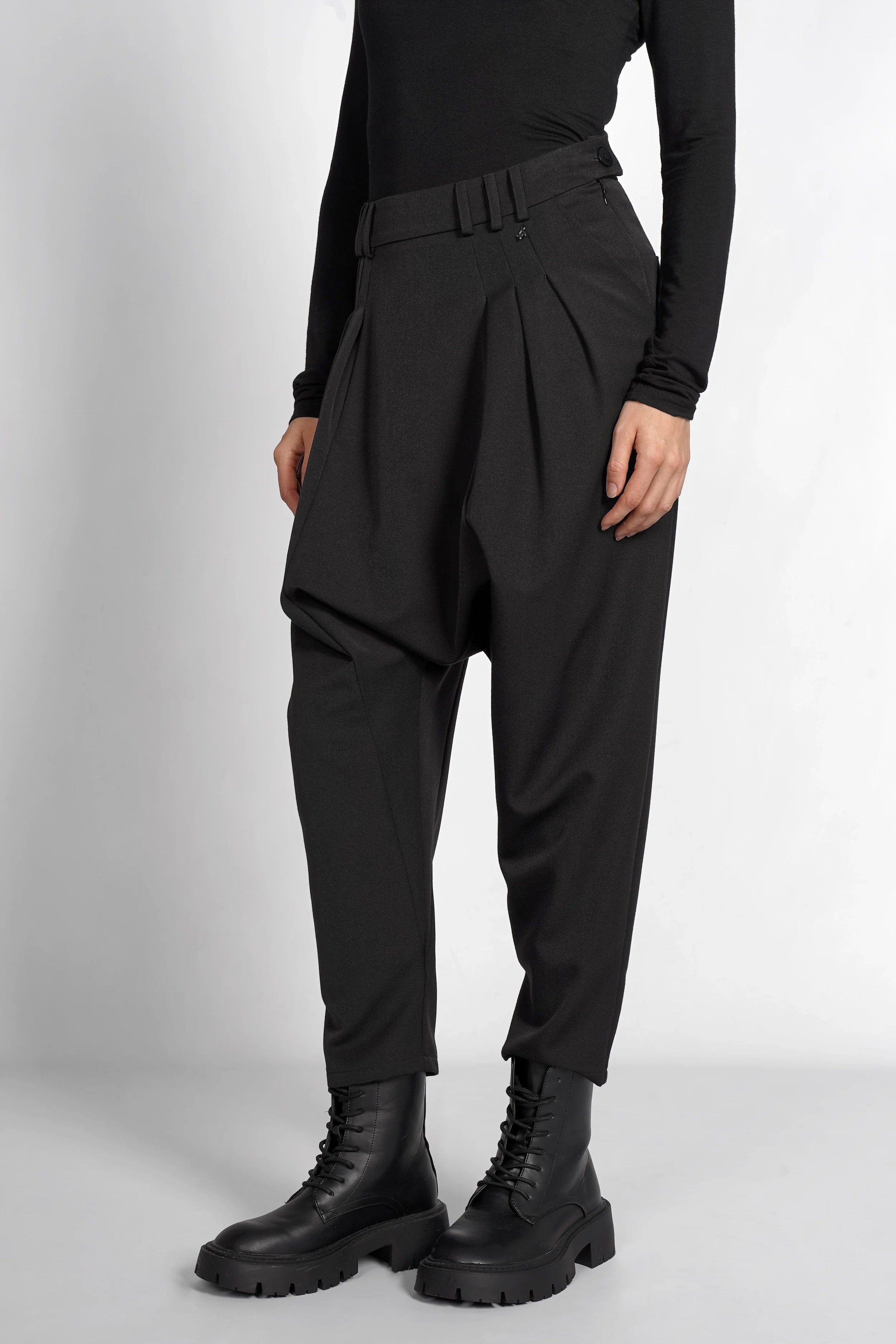 DEEP Avantgarde-Hose mit extra tiefem Schritt, seitlicher Knopfleiste, tapered Leg und soften Tailoring-Stoff für lässigen Relaxed Fit