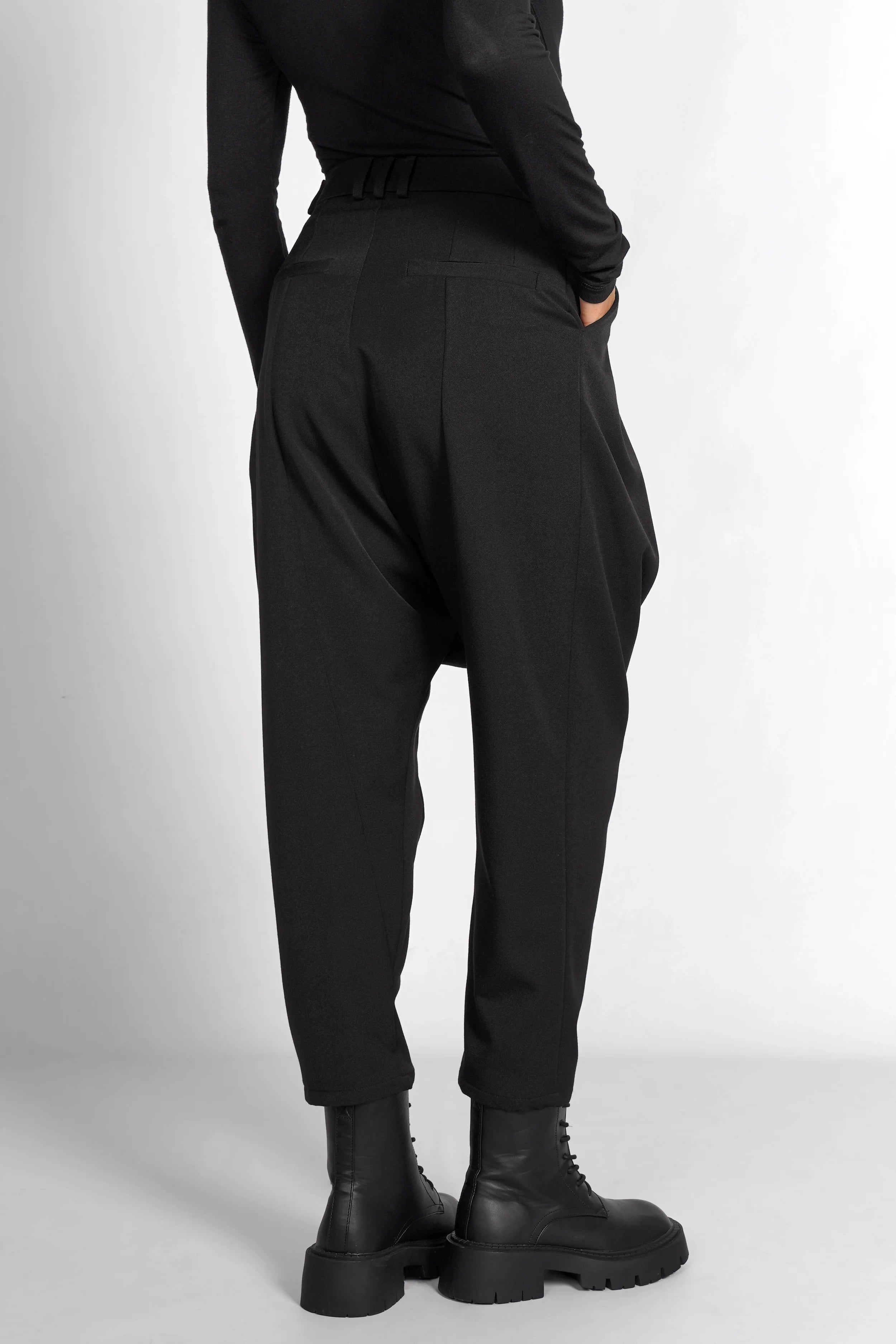 Schwarze DEEP Avantgarde-Hose mit extra tiefem Schritt und relaxed Fit aus softem Materialmix