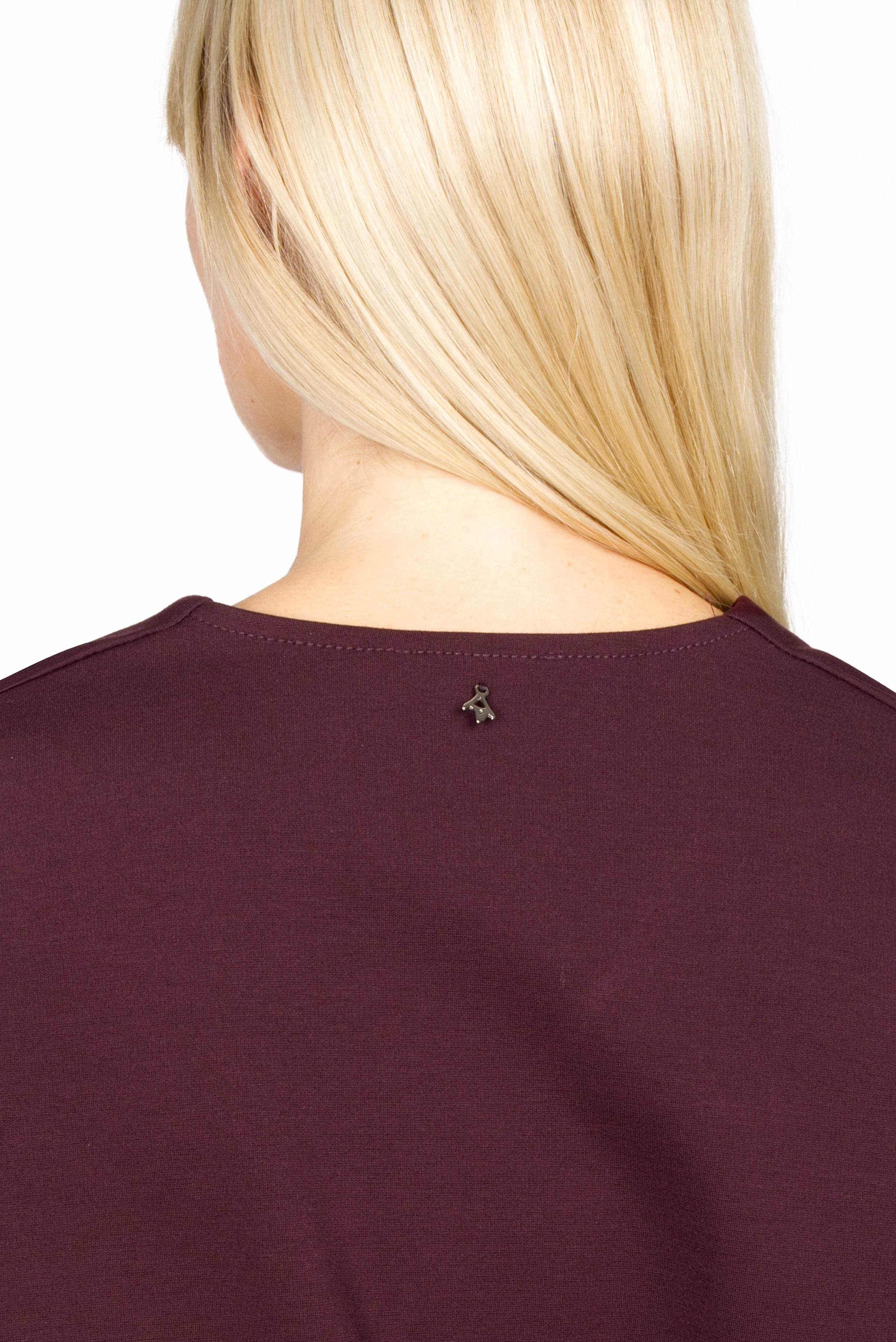 Back view of BERLEY Relaxed V-Neck Bluse in dark burgundy jersey material showing relaxed fit and minimal detailing at neckline.