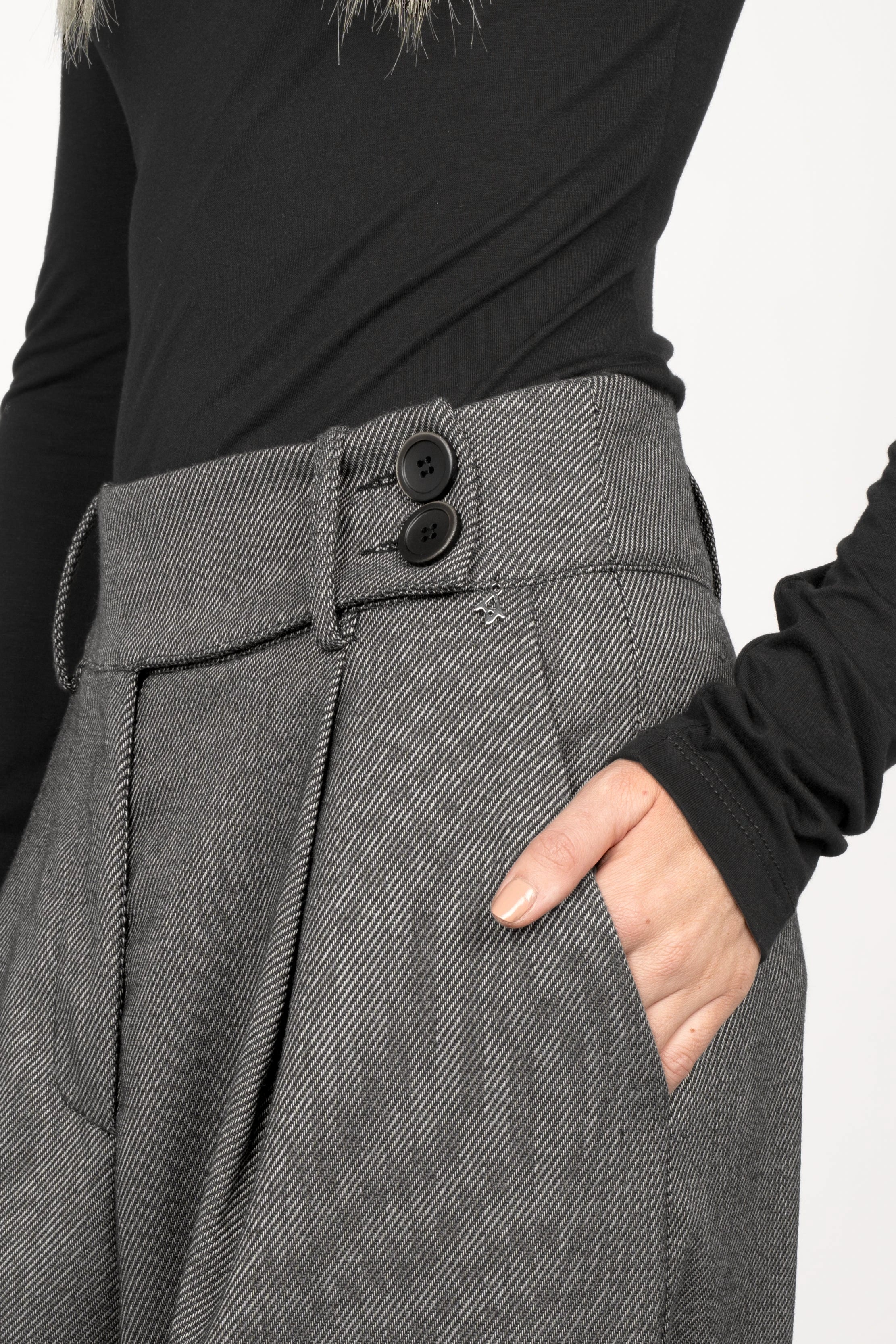 Close-up of RYONI Marlene-Hose in textured grey herringbone fabric with high waist, asymmetrical double button waistband, pleats, and side pocket detail.