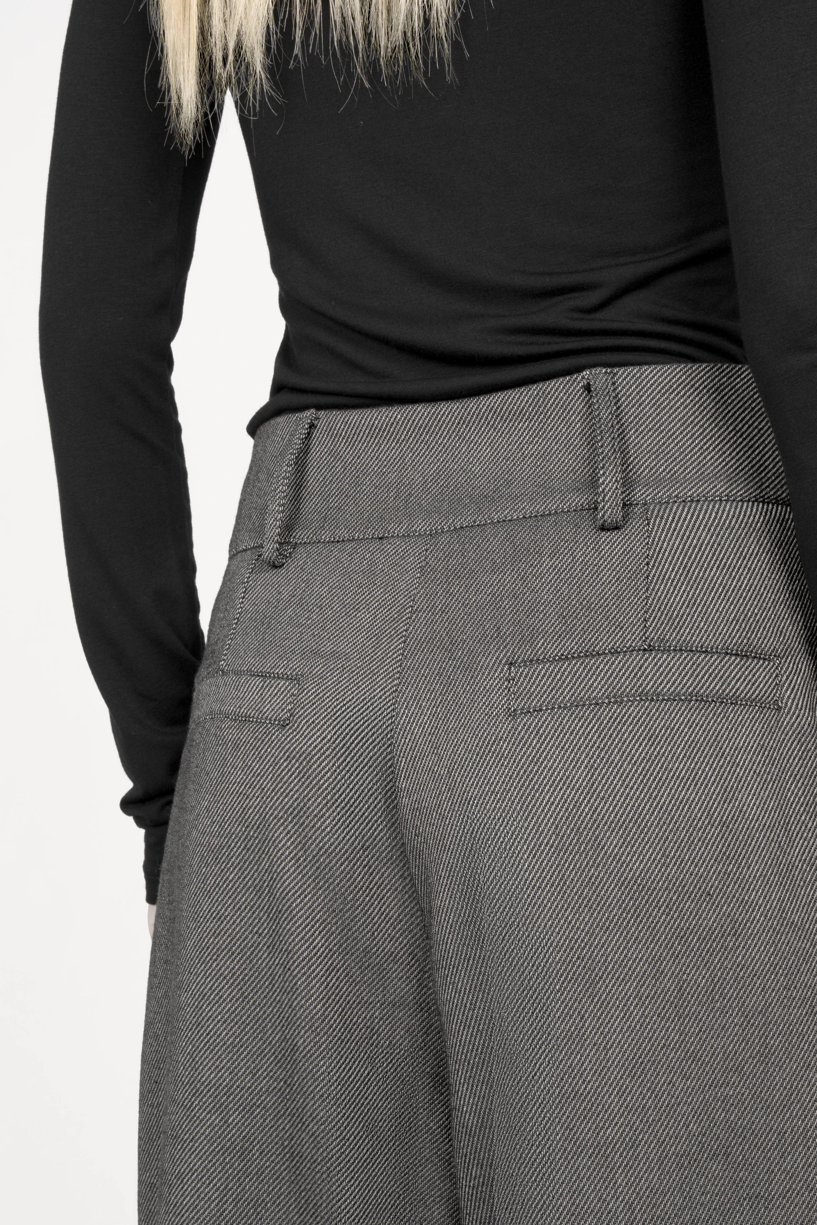 Back view of RYONI Marlene-Hose with high waist, wide leg, and structured herringbone fabric.