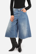 NELKA Weite Bermuda-Jeans aus leichtem italienischem Denim mit destroyed Waschung und weitem Bein