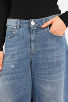 NELKA weite Bermuda-Jeans aus leichtem, italienischem Denim mit Destroyed-Waschung und weitem Bein