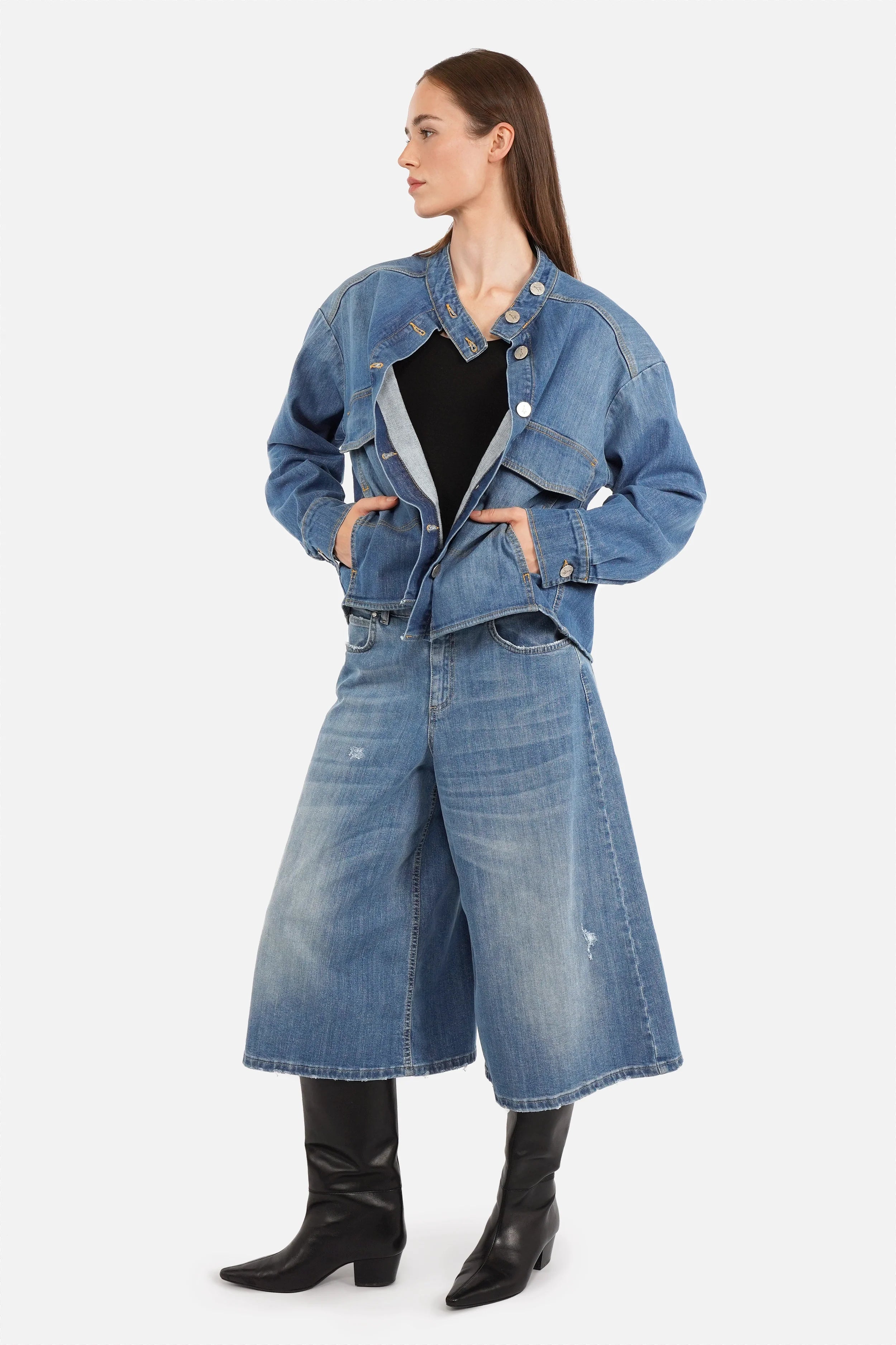 NELKA weite Bermuda-Jeans aus leichtem Denim mit destroyed Waschung und weitem Bein