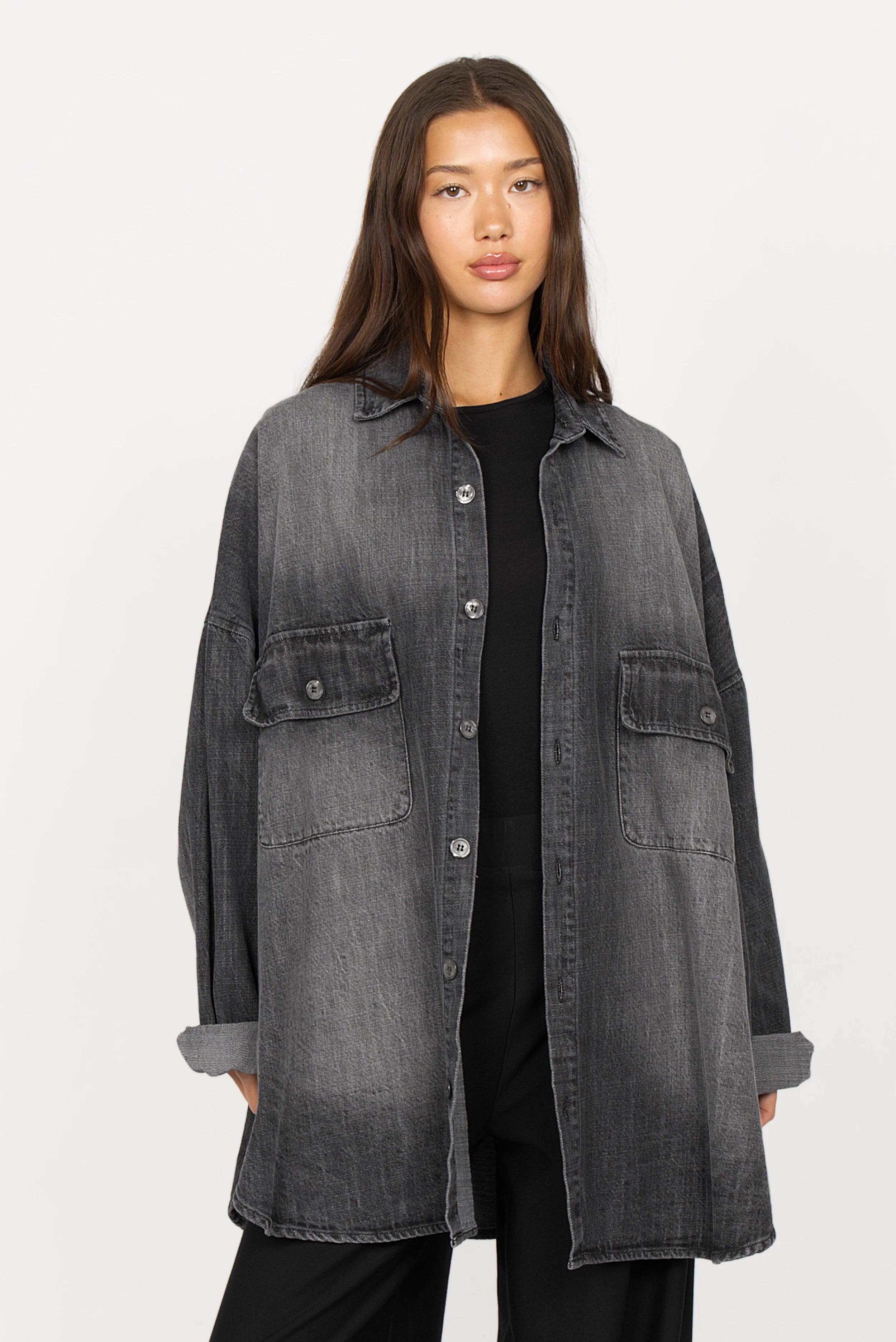 ANEA Oversized Hemdjacke im Denim-Look mit lockerer Passform, Brusttaschen und Knopfleiste in Grau